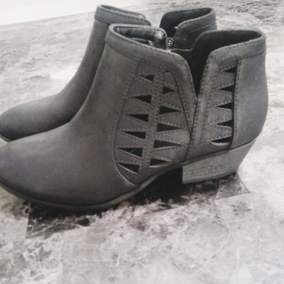 Soda Chance Perforated Cut Out Stacked Block Heel Ankle Booties - Picture 5 of 10
